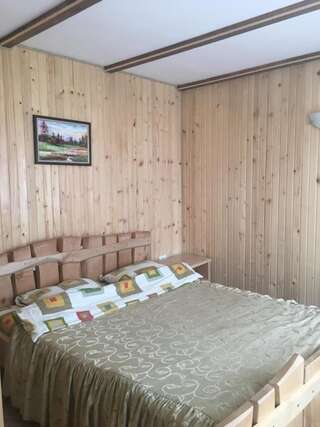 Гостевой дом Guest house Zatishniy dvir Яремче Cемейный номер с собственной ванной комнатой-5