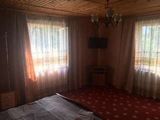 Гостевой дом Guest house Zatishniy dvir Яремче Cемейный номер с собственной ванной комнатой-8