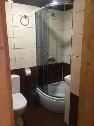 Гостевой дом Guest house Zatishniy dvir Яремче Двухместный номер с 1 кроватью и собственной ванной комнатой-17