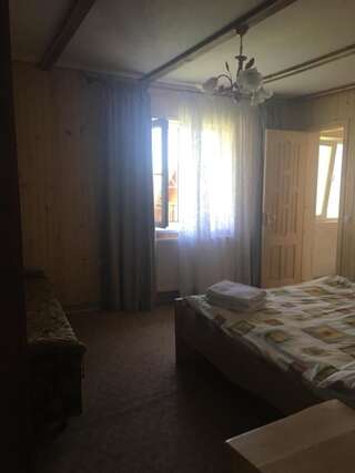 Гостевой дом Guest house Zatishniy dvir Яремче Cемейный номер с собственной ванной комнатой-2